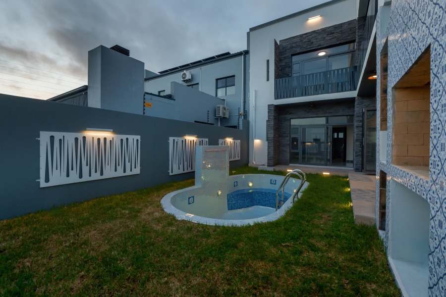 6 Bedroom Property for Sale in Sandown Western Cape
